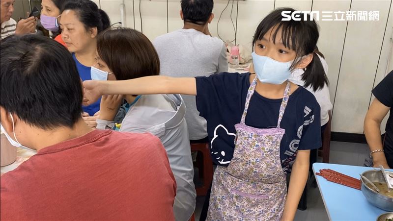 主動分擔家計！9歲女童穿梭店裡「送餐收碗盤」毫不怕生　全年無休工作「還兼顧成績」懂事喊：不想讓爸媽擔心