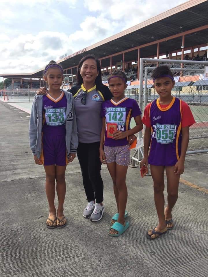 買不起球鞋！11歲女孩「膠布纏腳當鞋」還畫NIKE勾勾　忍痛奪3金牌「球鞋廠商得知後」結局太感人