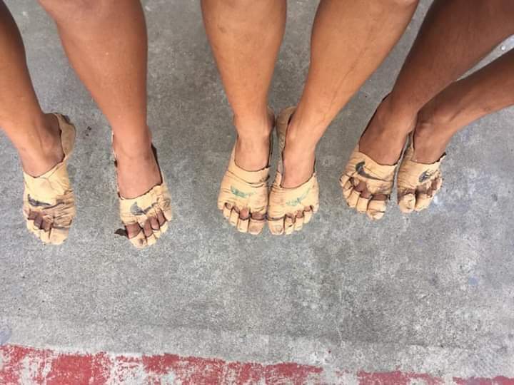買不起球鞋！11歲女孩「膠布纏腳當鞋」還畫NIKE勾勾　忍痛奪3金牌「球鞋廠商得知後」結局太感人