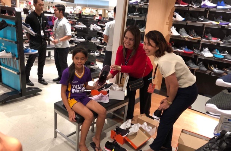 買不起球鞋！11歲女孩「膠布纏腳當鞋」還畫NIKE勾勾　忍痛奪3金牌「球鞋廠商得知後」結局太感人