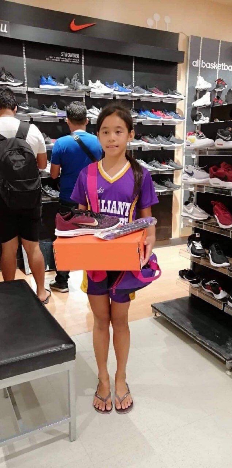 買不起球鞋！11歲女孩「膠布纏腳當鞋」還畫NIKE勾勾　忍痛奪3金牌「球鞋廠商得知後」結局太感人