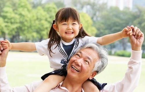 動人一幕！90歲曾祖母和曾孫「互動好暖心」　「相隔一世紀守望」畫面好美網淚：我想我奶奶
