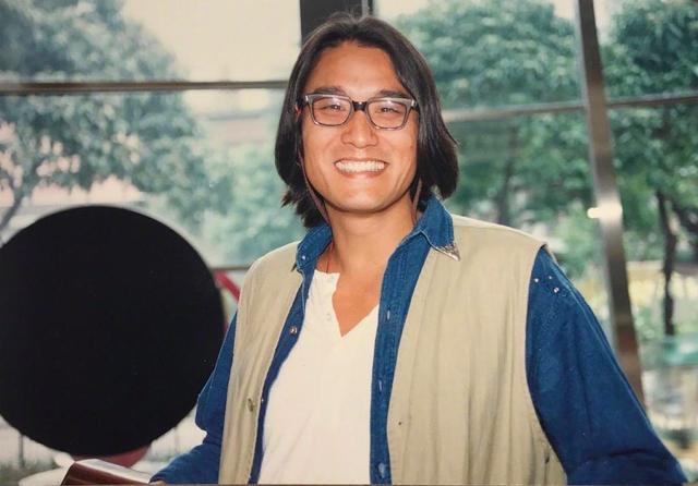 成名不忘糟糠妻！梁家輝陷低潮靠擺地攤「是老婆給他機會」　「花8千元娶回太太」恩愛一輩子