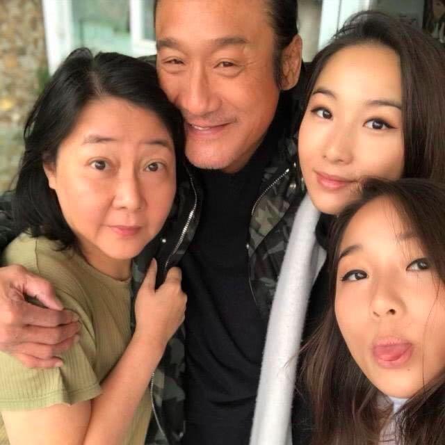 成名不忘糟糠妻！梁家輝陷低潮靠擺地攤「是老婆給他機會」　「花8千元娶回太太」恩愛一輩子