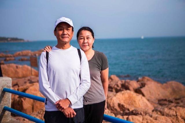 成名不忘糟糠妻！梁家輝陷低潮靠擺地攤「是老婆給他機會」　「花8千元娶回太太」恩愛一輩子