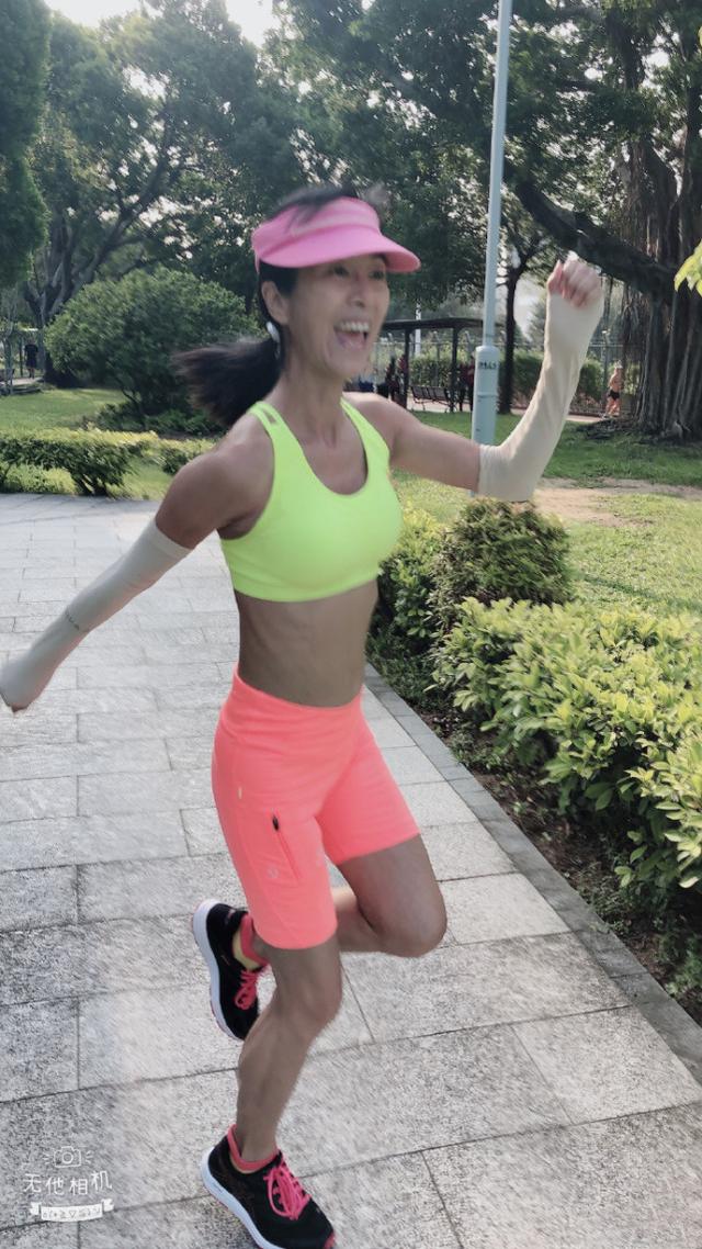 真逆齡身材！65歲米雪穿超辣運動裝「大秀馬甲線」好吸睛　前後肋骨「根根分明」活力堪比少女