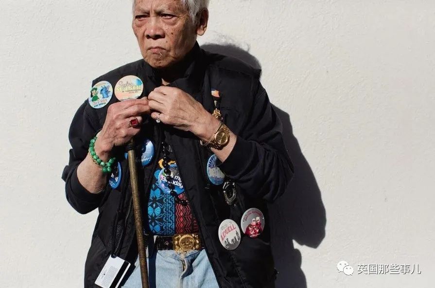 跟阿公阿嬤學穿搭！年過70「一上街成焦點」時尚感不輸年輕人　「經典搭配穿起來」啪哩啪哩