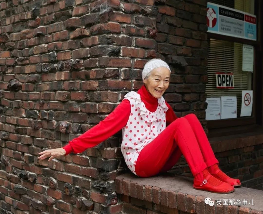 跟阿公阿嬤學穿搭！年過70「一上街成焦點」時尚感不輸年輕人　「經典搭配穿起來」啪哩啪哩