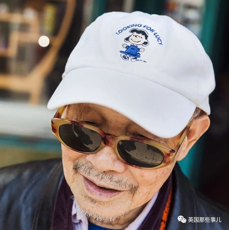 跟阿公阿嬤學穿搭！年過70「一上街成焦點」時尚感不輸年輕人　「經典搭配穿起來」啪哩啪哩