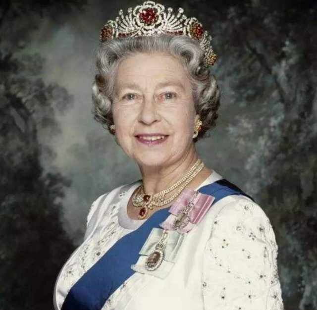 美得顛倒眾生！英女王年輕時自帶貴族氣質　丈夫「禁止她單獨出門」為愛退位甘做「背後的男人」