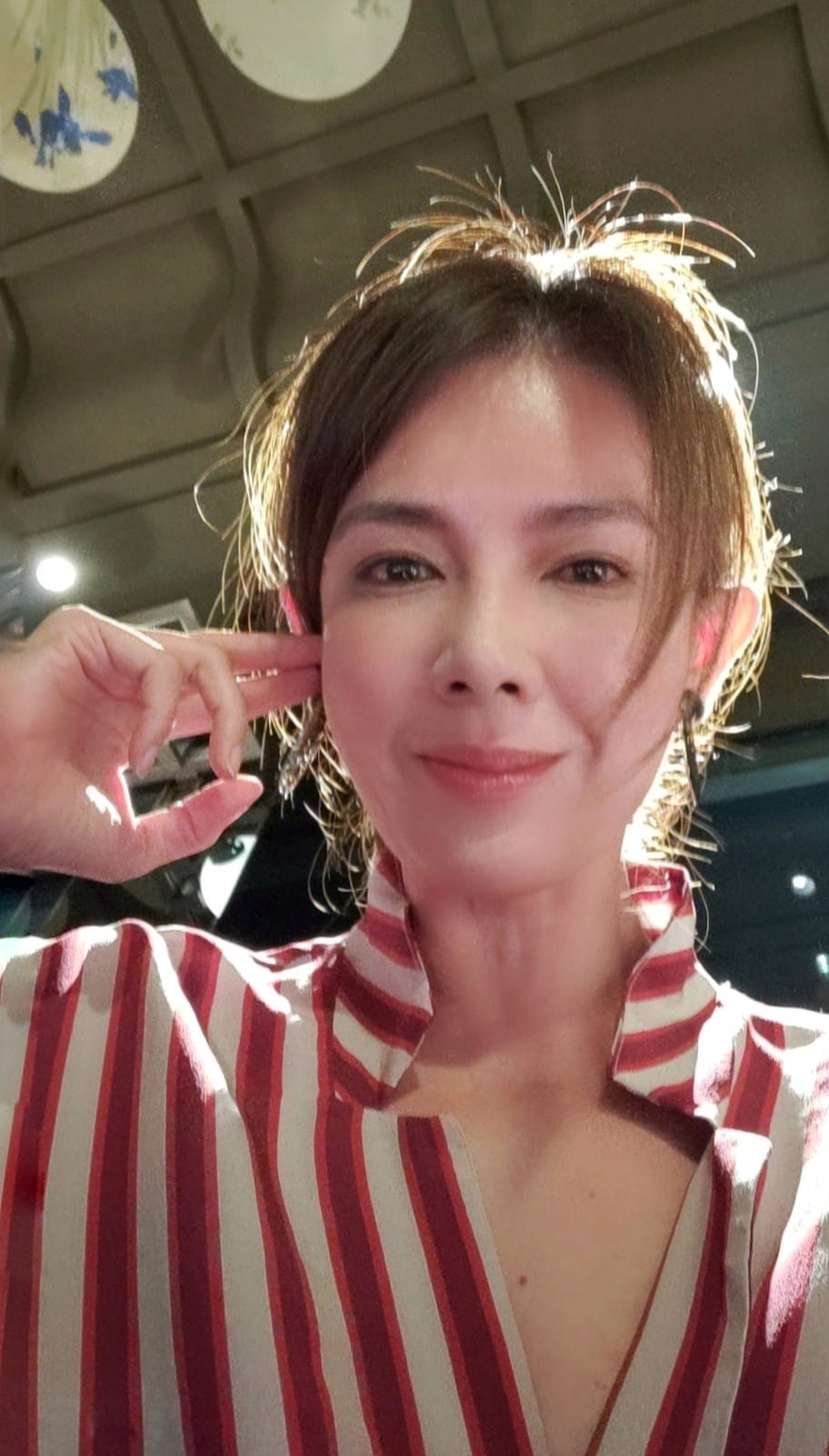 離婚再嫁又分居！52歲女星坦言「24年不斷原諒」已經累了　罕見現身「凍齡網認不出」：妳是誰