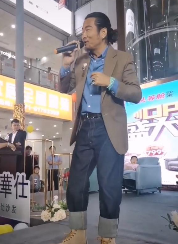 離婚再嫁又分居！52歲女星坦言「24年不斷原諒」已經累了　罕見現身「凍齡網認不出」：妳是誰