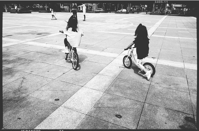 修杰楷甜曬女兒騎單車！姐妹倆「梳同款髮型」酷似雙胞胎　Ella盛讃「賈靜雯是美人製造商」預定娃娃親