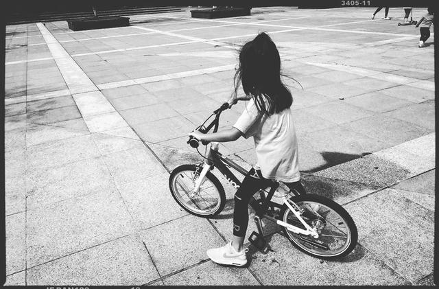 修杰楷甜曬女兒騎單車！姐妹倆「梳同款髮型」酷似雙胞胎　Ella盛讃「賈靜雯是美人製造商」預定娃娃親