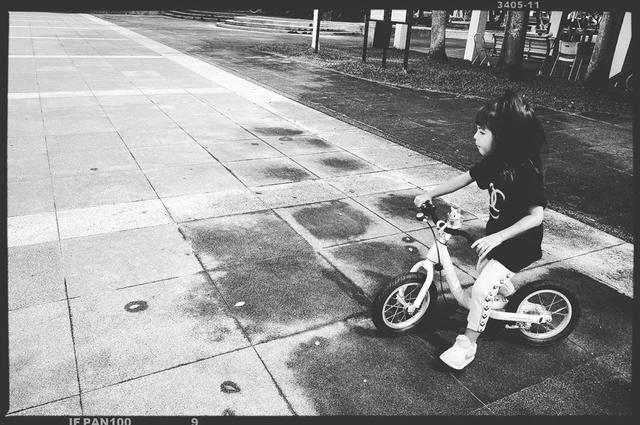 修杰楷甜曬女兒騎單車！姐妹倆「梳同款髮型」酷似雙胞胎　Ella盛讃「賈靜雯是美人製造商」預定娃娃親
