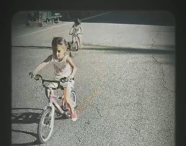 修杰楷甜曬女兒騎單車！姐妹倆「梳同款髮型」酷似雙胞胎　Ella盛讃「賈靜雯是美人製造商」預定娃娃親