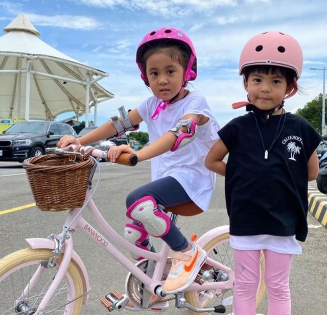 修杰楷甜曬女兒騎單車！姐妹倆「梳同款髮型」酷似雙胞胎　Ella盛讃「賈靜雯是美人製造商」預定娃娃親