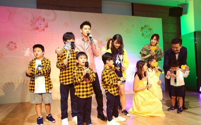生日會成頒獎禮？林志穎媽媽「70大壽大咖雲集」與霍建華同框引關注　15公斤重巨型禮物成全場焦點