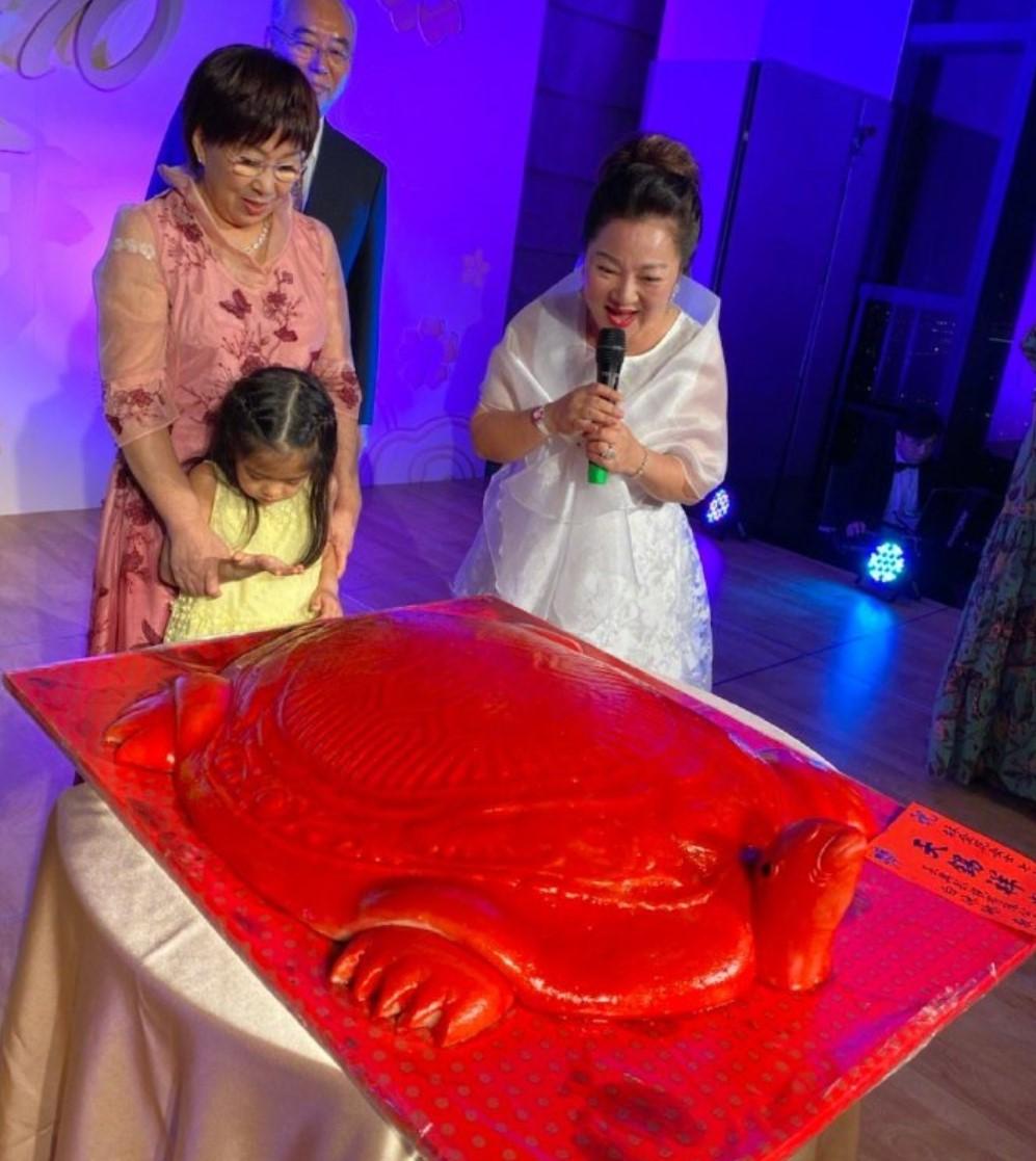 生日會成頒獎禮？林志穎媽媽「70大壽大咖雲集」與霍建華同框引關注　15公斤重巨型禮物成全場焦點