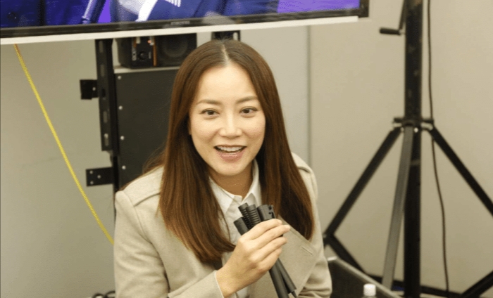 分手後才知懷孕！她為女兒戒掉20年煙癮成「金牌經紀人」　如今48歲撐起娛樂圈半壁江山 