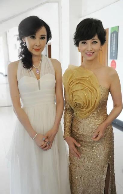 不愧是台灣第一美女！52歲蕭薔「臉蛋身材全凍齡」似20歲少女　穿「蕾絲開叉裙」身材超吸睛