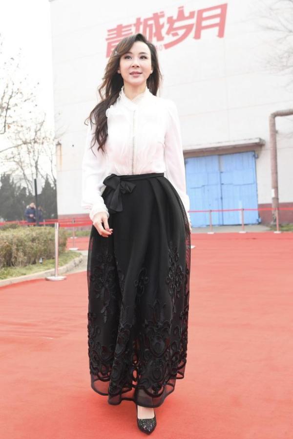 不愧是台灣第一美女！52歲蕭薔「臉蛋身材全凍齡」似20歲少女　穿「蕾絲開叉裙」身材超吸睛
