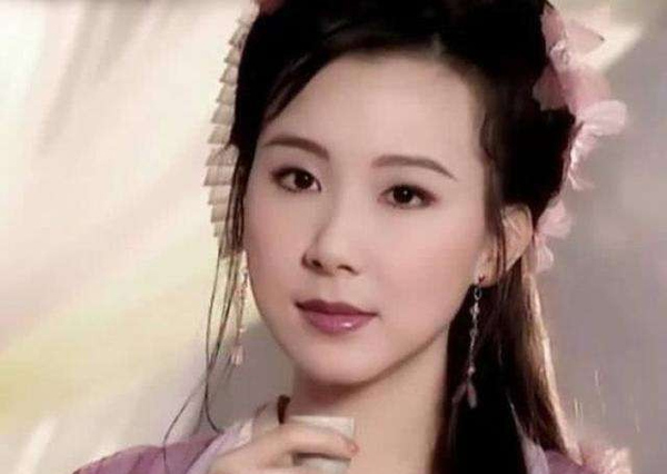 不愧是台灣第一美女！52歲蕭薔「臉蛋身材全凍齡」似20歲少女　穿「蕾絲開叉裙」身材超吸睛