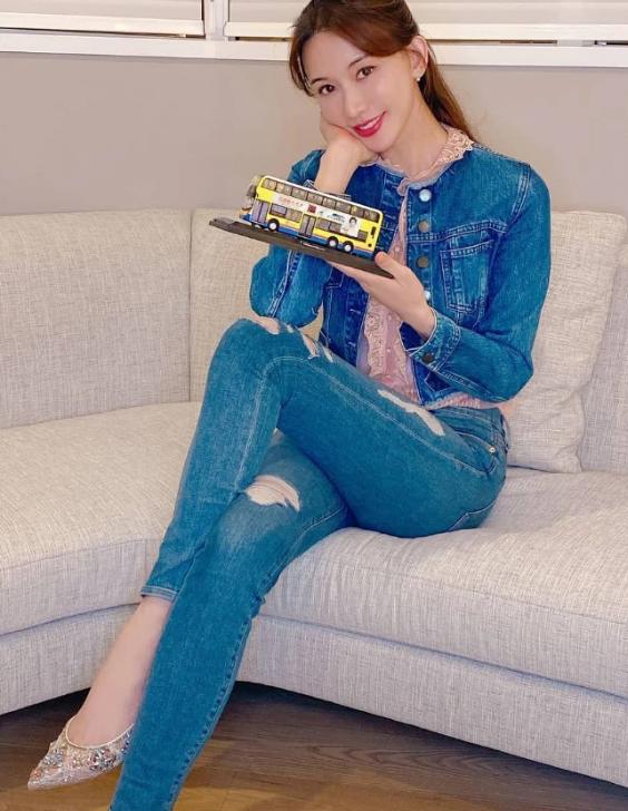 手術後忙營業！林志玲術後首曬美照「托腮淺笑氣色好」　鏡頭下移看身材「懷孕傳聞不攻自破 」
