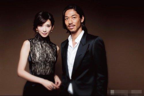手術後忙營業！林志玲術後首曬美照「托腮淺笑氣色好」　鏡頭下移看身材「懷孕傳聞不攻自破 」