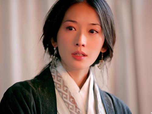 手術後忙營業！林志玲術後首曬美照「托腮淺笑氣色好」　鏡頭下移看身材「懷孕傳聞不攻自破 」