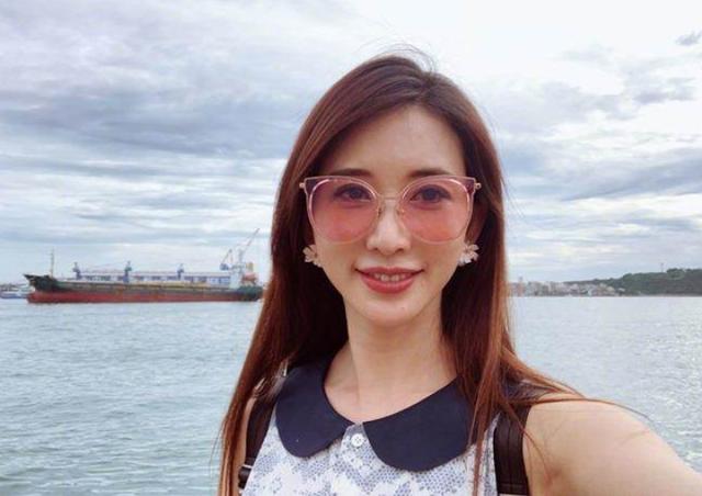手術後忙營業！林志玲術後首曬美照「托腮淺笑氣色好」　鏡頭下移看身材「懷孕傳聞不攻自破 」
