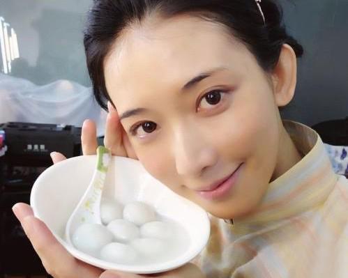 手術後忙營業！林志玲術後首曬美照「托腮淺笑氣色好」　鏡頭下移看身材「懷孕傳聞不攻自破 」