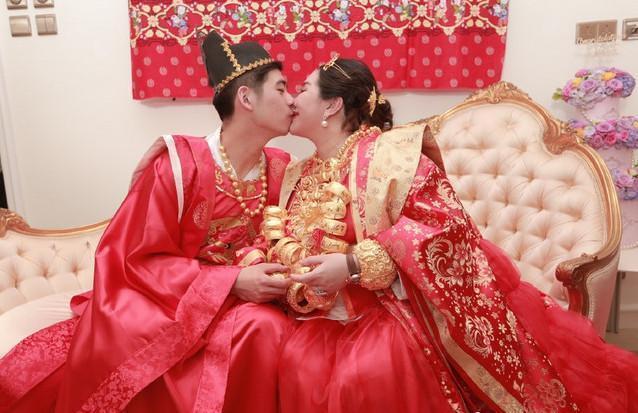 「賭王千金」何超盈曬女兒近照！1歲學乘法毫無壓力　似遺傳「哈佛老爸高智商」趴牆學習超認真