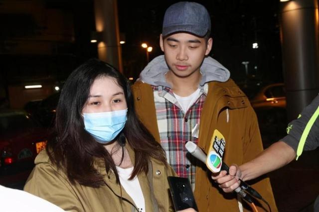 「賭王千金」何超盈曬女兒近照！1歲學乘法毫無壓力　似遺傳「哈佛老爸高智商」趴牆學習超認真