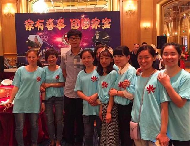 「賭王千金」何超盈曬女兒近照！1歲學乘法毫無壓力　似遺傳「哈佛老爸高智商」趴牆學習超認真
