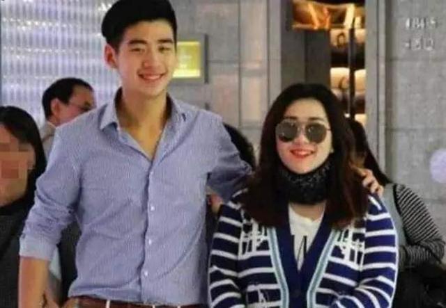 「賭王千金」何超盈曬女兒近照！1歲學乘法毫無壓力　似遺傳「哈佛老爸高智商」趴牆學習超認真
