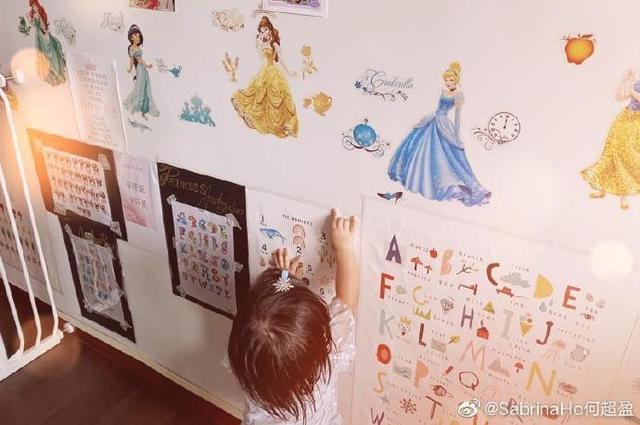 「賭王千金」何超盈曬女兒近照！1歲學乘法毫無壓力　似遺傳「哈佛老爸高智商」趴牆學習超認真