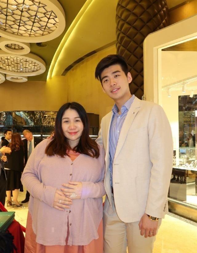 「賭王千金」何超盈曬女兒近照！1歲學乘法毫無壓力　似遺傳「哈佛老爸高智商」趴牆學習超認真