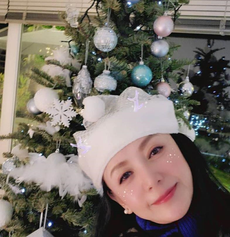 曾華倩偶遇周潤發買菜！靠男神肩膀「表情超嬌羞」　65歲發哥「兩鬢全白氣場足」甜喊：有幸合作過