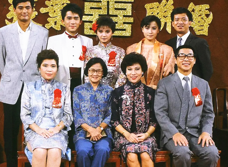 曾華倩偶遇周潤發買菜！靠男神肩膀「表情超嬌羞」　65歲發哥「兩鬢全白氣場足」甜喊：有幸合作過