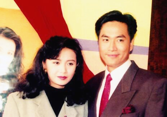 曾華倩偶遇周潤發買菜！靠男神肩膀「表情超嬌羞」　65歲發哥「兩鬢全白氣場足」甜喊：有幸合作過