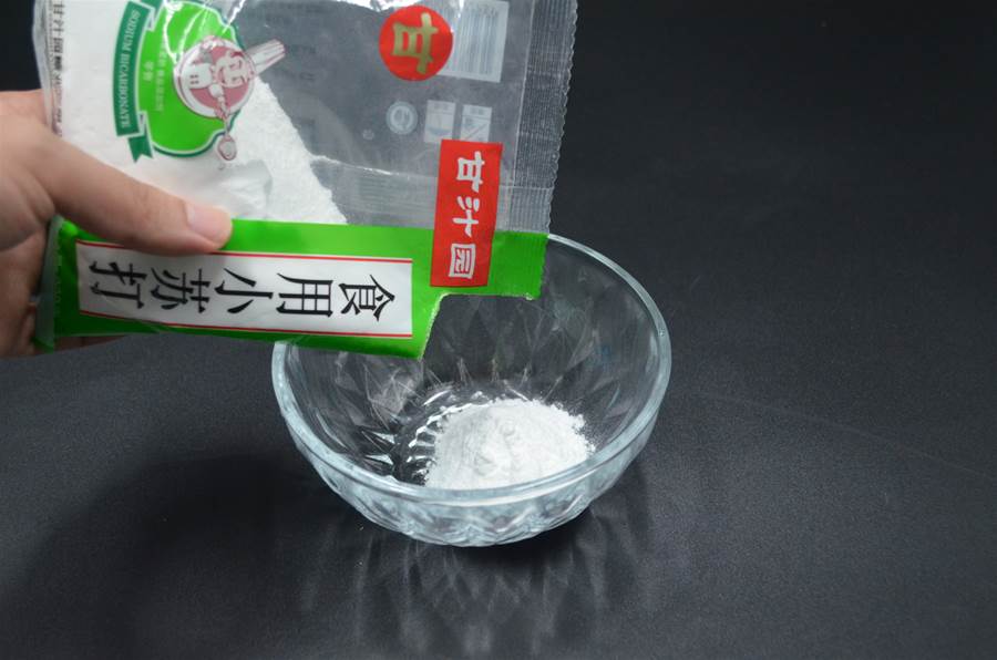 怎麼清都飄怪味?浴室排水孔「倒一碗自製水」立刻不髒也不臭!