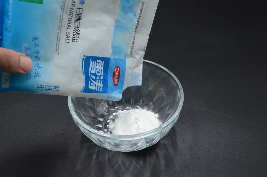 怎麼清都飄怪味?浴室排水孔「倒一碗自製水」立刻不髒也不臭!