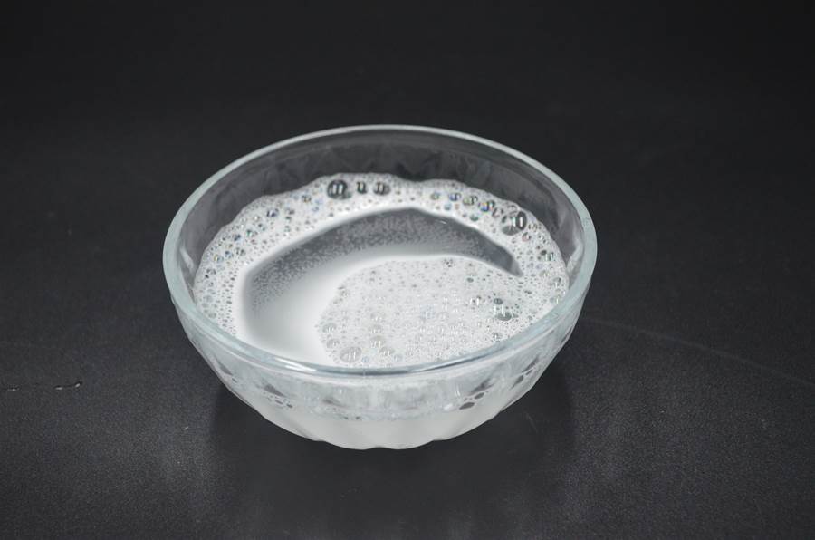 怎麼清都飄怪味?浴室排水孔「倒一碗自製水」立刻不髒也不臭!
