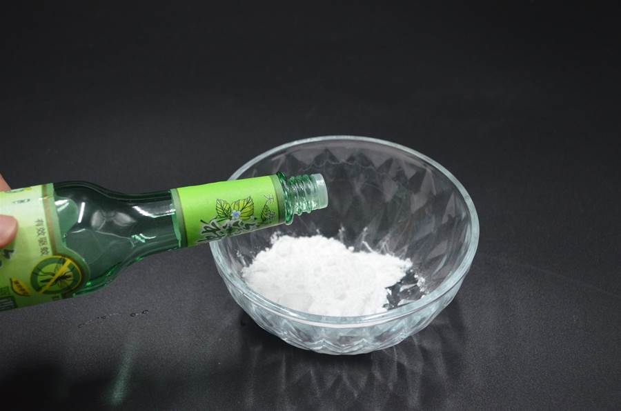 怎麼清都飄怪味?浴室排水孔「倒一碗自製水」立刻不髒也不臭!