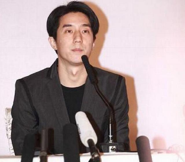 女親友陪逛超市！37歲房祖名近照曝光「剃平頭留鬍子」似中年大叔　曾表示「要重新再來」5年不換髮型