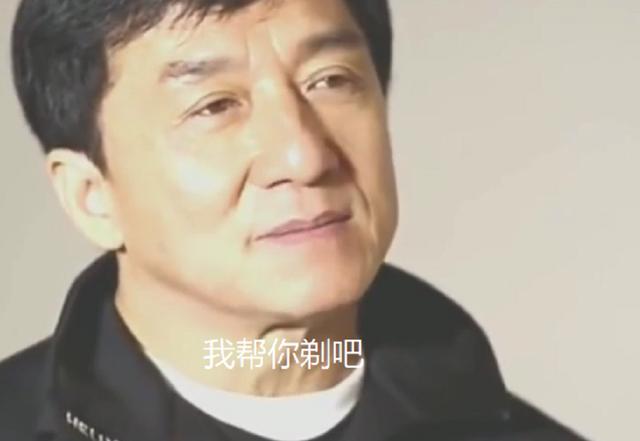 女親友陪逛超市！37歲房祖名近照曝光「剃平頭留鬍子」似中年大叔　曾表示「要重新再來」5年不換髮型