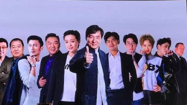 女親友陪逛超市！37歲房祖名近照曝光「剃平頭留鬍子」似中年大叔　曾表示「要重新再來」5年不換髮型