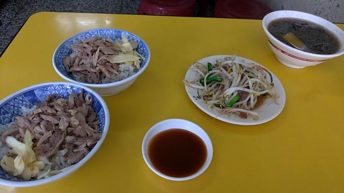 心疼孩子餓肚子！彰化節儉兄妹「只敢點2碗鴨肉飯」　黑衣男霸氣「把飯錢全付清了」媽媽急找對方