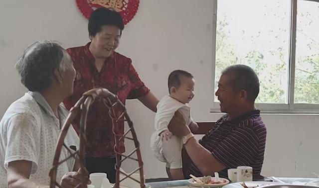 金價勇！67歲嬤「自然產下小女嬰」創金氏紀錄　女兒「比孫小20歲」尪笑喊：我們不比20多歲差❤️